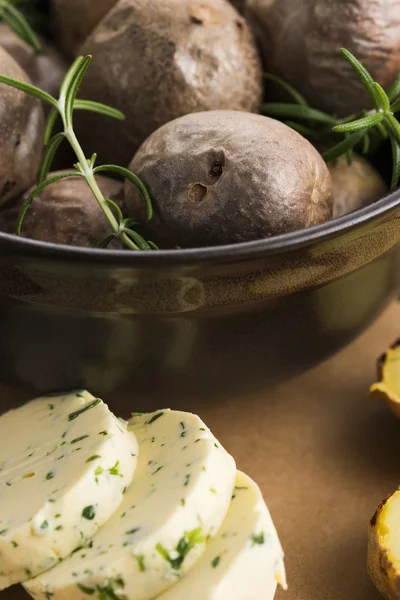 Bratkartoffeln mit Kräuterbutter — Stockfoto