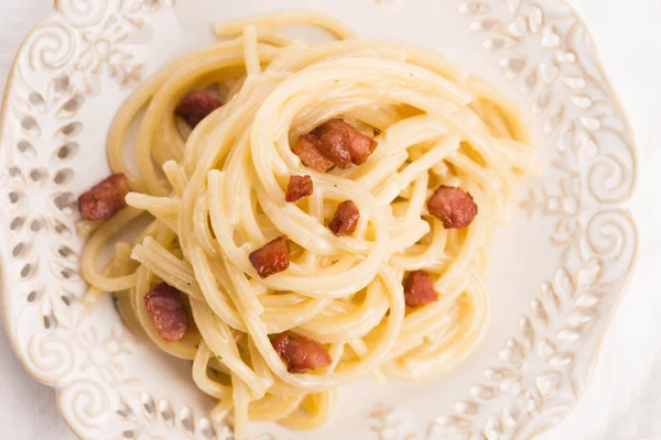 Spaghetti carbonara, un plato típico italiano — Foto de Stock
