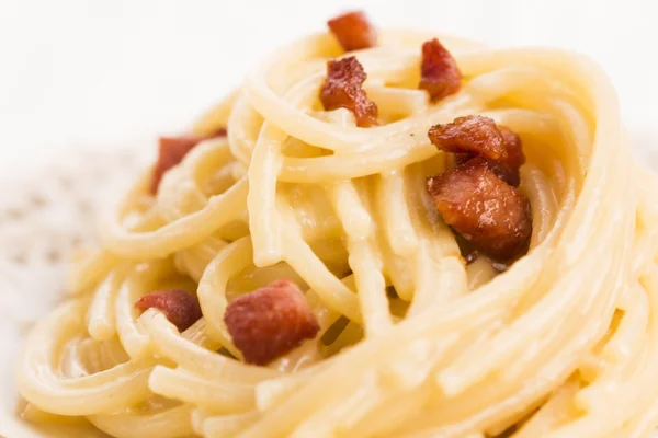 Spaghetti carbonara, un plato típico italiano — Foto de Stock