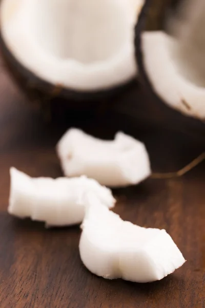 Perto de um coco em um fundo de madeira — Fotografia de Stock