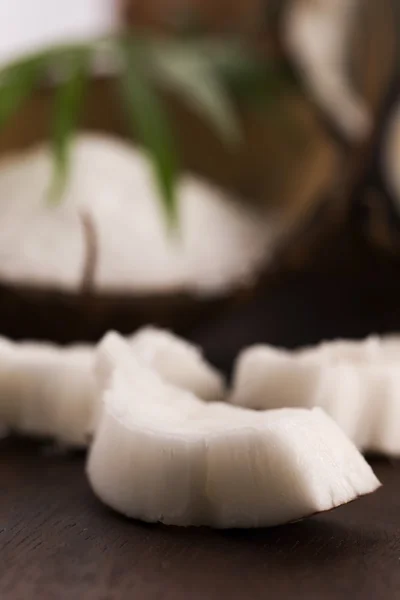 Bagno di cocco. cocco con sale marino — Foto Stock