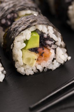 Somon bir tabakta servis alır