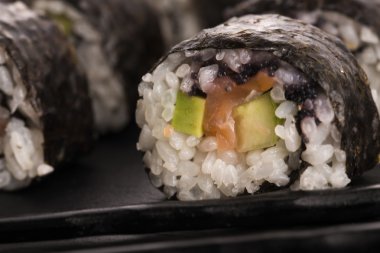 Somon bir tabakta servis alır