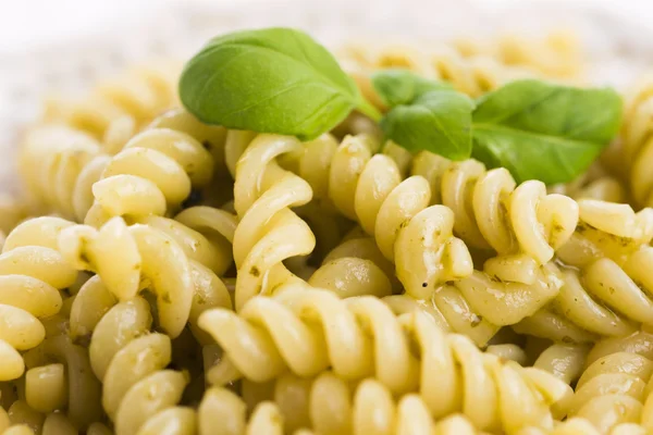 Italian fusilli pasta і свіжий домашній соус pesto sauce — стокове фото