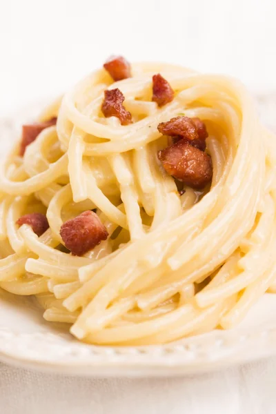Spaghete carbonara, un fel de mâncare tipic italian — Fotografie, imagine de stoc