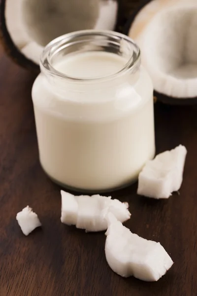 Kokosmelk in een glas op donkere houten achtergrond — Stockfoto