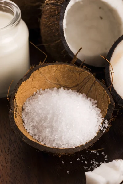 Bagno di cocco. cocco con sale marino — Foto Stock