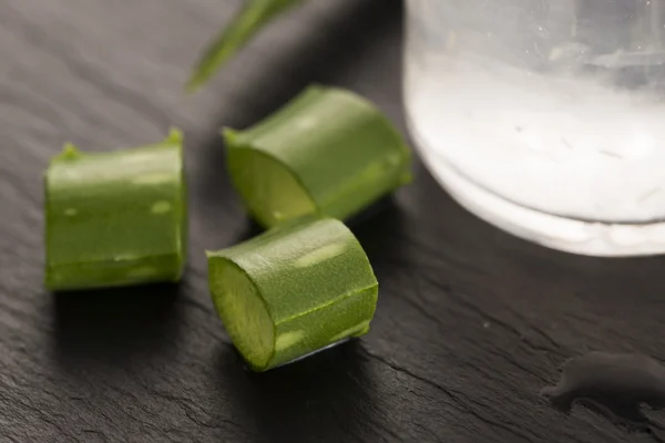 Aloe Vera Saft mit frischen Blättern — Stockfoto