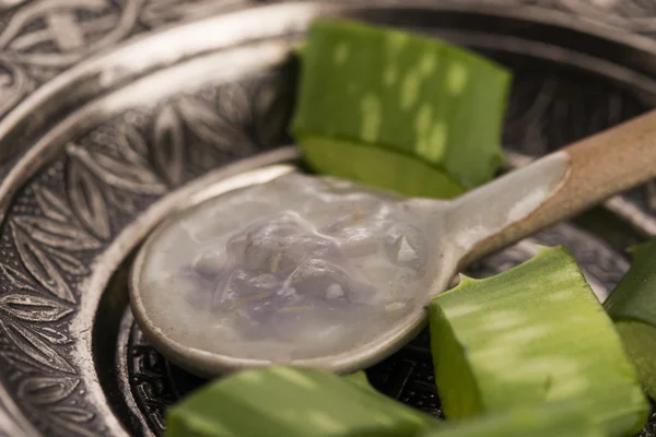 Jugo de aloe vera con hojas frescas — Foto de Stock