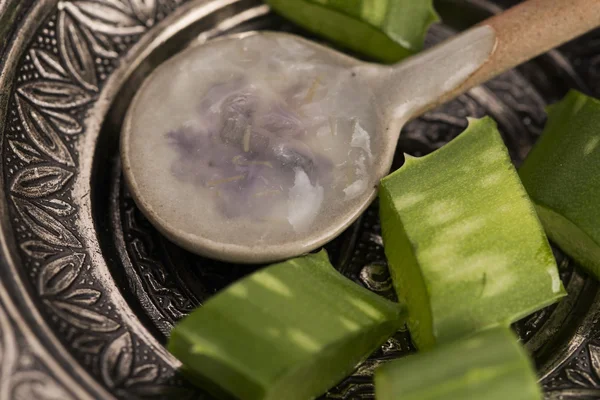 Jugo de aloe vera con hojas frescas — Foto de Stock