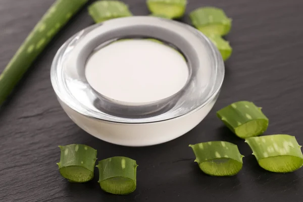 Aloe vera - foglie e crema — Foto Stock