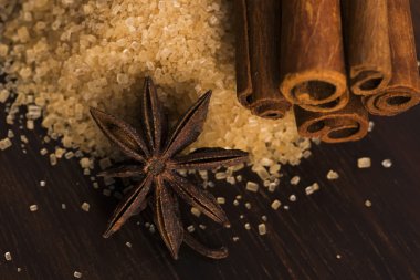 Ahşap arka plan üzerinde kahverengi şeker saf kamışı ile tarçın sopa