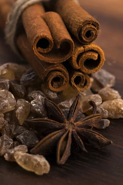 Bastoncini di cannella con puro zucchero di canna marrone su sfondo di legno — Foto Stock