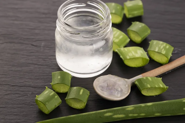 Succo di aloe vera con foglie fresche — Foto Stock