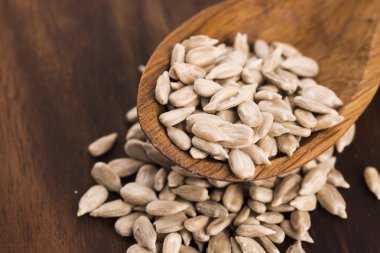 Bir tahta kaşıkla ayçiçeği tohumu