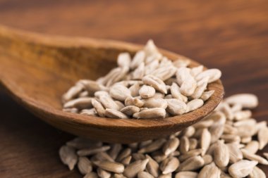 Bir tahta kaşıkla ayçiçeği tohumu