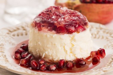 Coconut panna cotta tatlı Nar ile