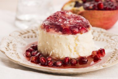 Coconut panna cotta tatlı Nar ile
