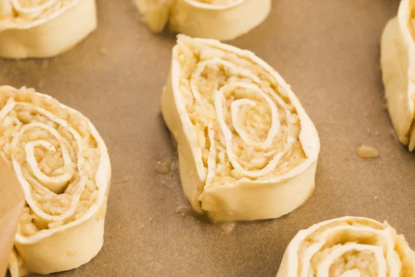 Biscotti di pasta sfoglia con mela e cannella prima della cottura — Foto Stock