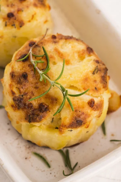 Gratin di patate con rosmarino fresco — Foto Stock