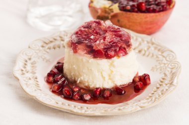 Coconut panna cotta tatlı Nar ile