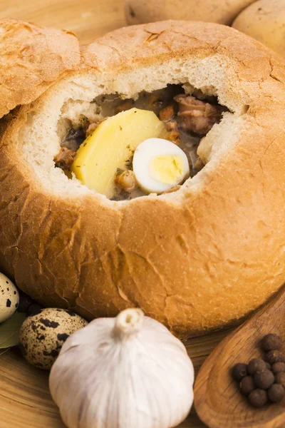 Традиционный белый борщ (зурек) с колбасой, яйцом и грибами — стоковое фото