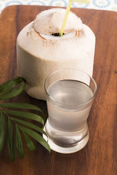 Kokosnuss- und Kokoswasser — Stockfoto
