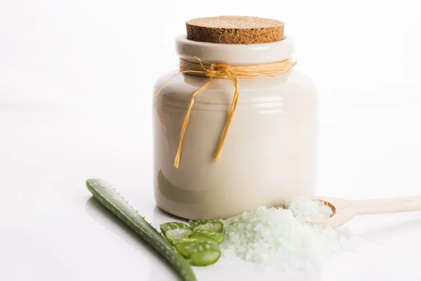 Aloe vera and sea salt — Stock Photo, Image