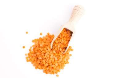 Beyaz arkaplanda izole edilmiş mercimek