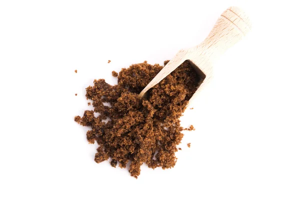 Azúcar moscovado marrón aislado sobre un fondo blanco —  Fotos de Stock