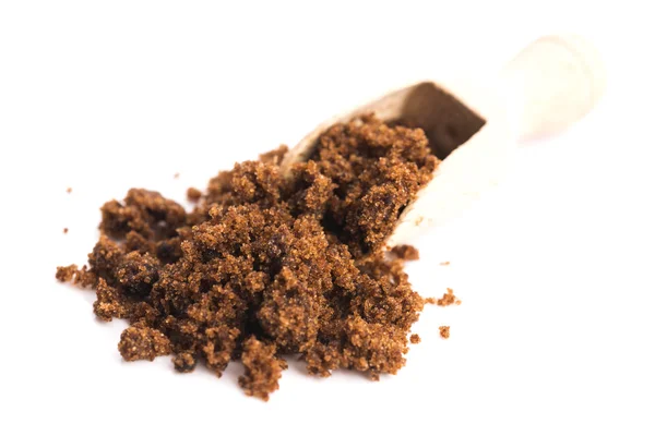 Azúcar moscovado marrón aislado sobre un fondo blanco —  Fotos de Stock