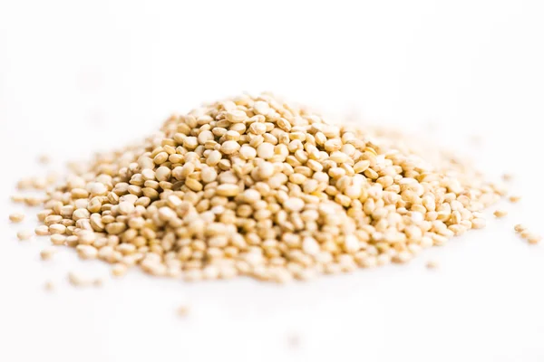 Stapel quinoa graan op een witte achtergrond — Stockfoto