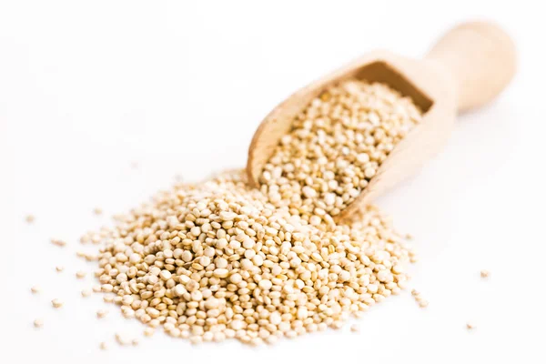 Pilha de grão de quinoa em um fundo branco — Fotografia de Stock