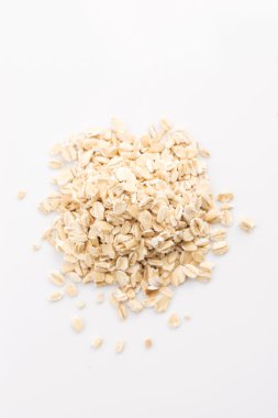 Beyaz arkaplanda yulaf lapaları