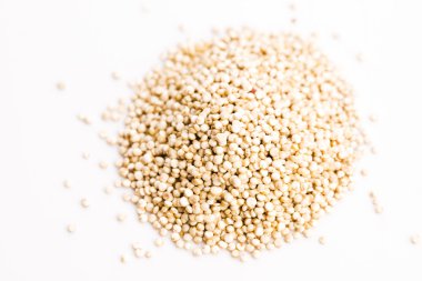 Quinoa tahıl beyaz zemin üzerine yığını 