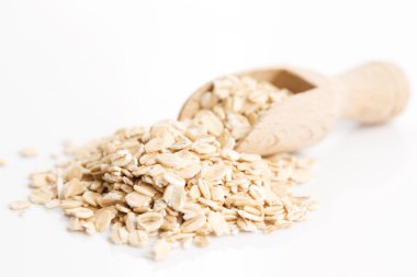 Beyaz arkaplanda yulaf lapaları