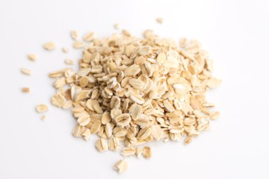 Beyaz arkaplanda yulaf lapaları