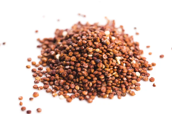 Haufen Quinoa-Korn auf weißem Hintergrund — Stockfoto