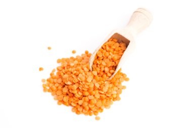 Beyaz arkaplanda izole edilmiş mercimek