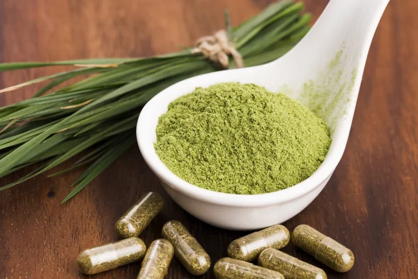 Genç arpa çim. Detoks superfood.