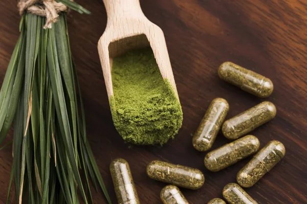 Genç arpa çim. Detoks superfood.