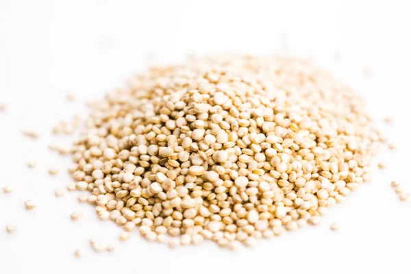 Stapel quinoa graan op een witte achtergrond — Stockfoto