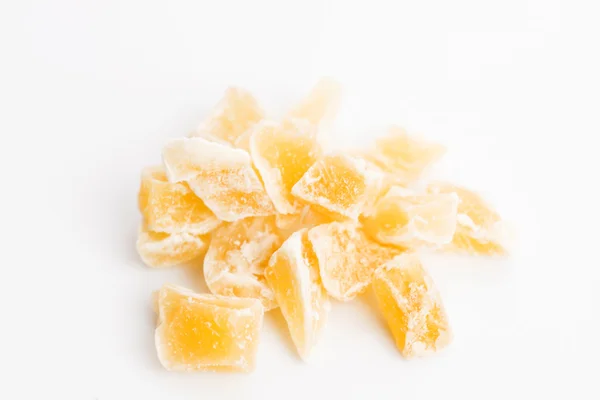 Caramélisé morceaux de bonbons au gingembre isolé sur fond blanc — Photo