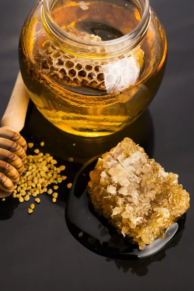 Val a méhsejt méz — Stock Fotó