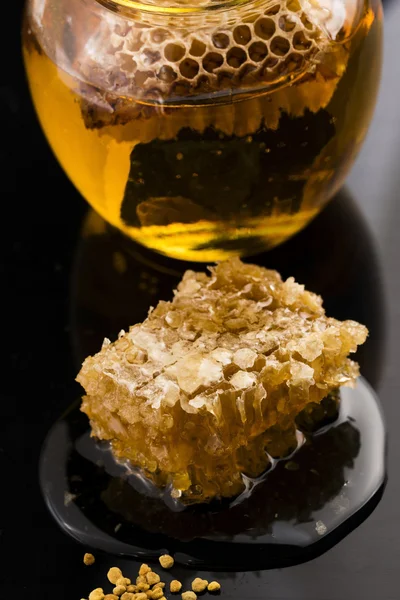 Miel frais avec rayon de miel — Photo
