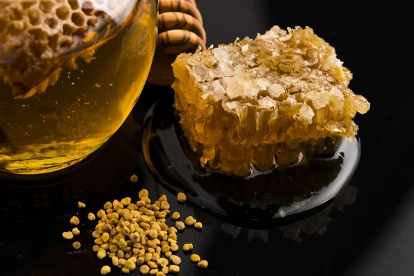 Färsk honung med honeycomb — Stockfoto