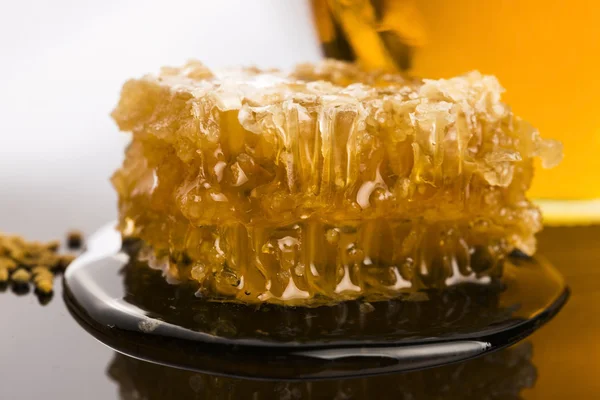 Miel frais avec rayon de miel — Photo