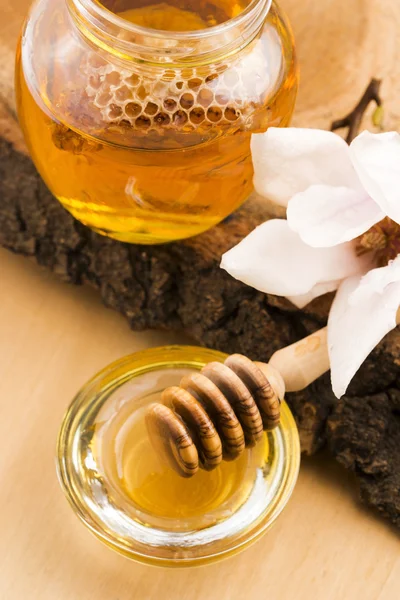 Fresh honey with honeycomb — Stock Photo, Image