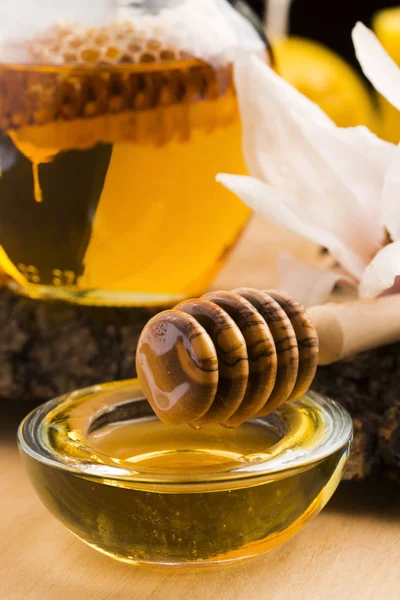 Fresh honey with honeycomb — Stock Photo, Image