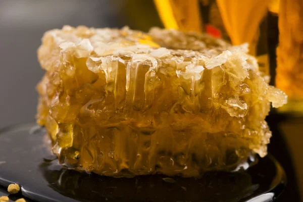 Färsk honung med honeycomb — Stockfoto